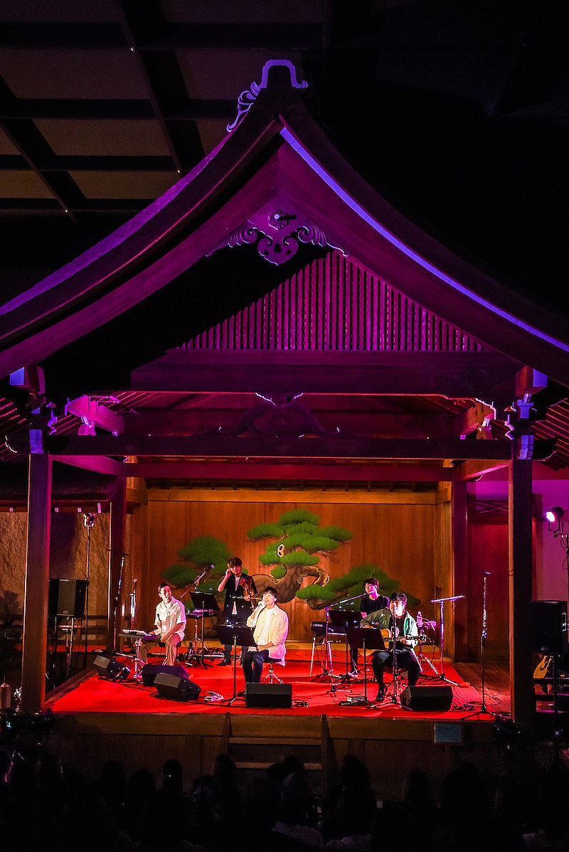 瑛人×flumpoolによるSPコラボも 能楽堂で一夜限りのアコースティックライブ【春の謡会】開催 