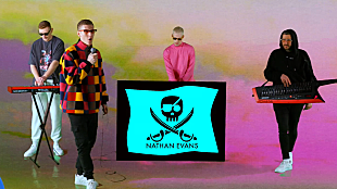 「元郵便配達員ネイサン・エヴァンズが歌う、TikTokで話題の船乗りの歌「ウェラーマン」が全英1位獲得」