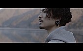 「WANIMA・KENTAの弾き語り映像「旅立ちの前に（short film ver.）」公開」1枚目/4