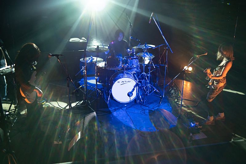 「TAWINGSがゲスト出演、Phew『Vertigo KO』リリース・ライヴ映像が公開」1枚目/1