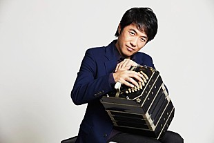 「小松亮太、ピアソラ生誕100周年記念ALに伝説のタンゴ歌手、藤沢嵐子の歌唱を収録」