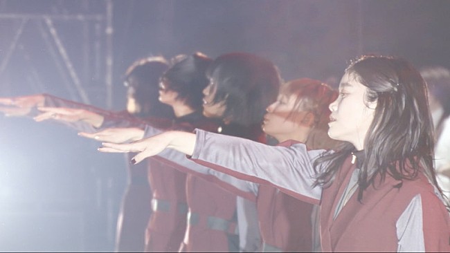 「BiSH、アニメ『キングダム』のOP曲「TOMORROW」ライブ映像を公開」1枚目/7