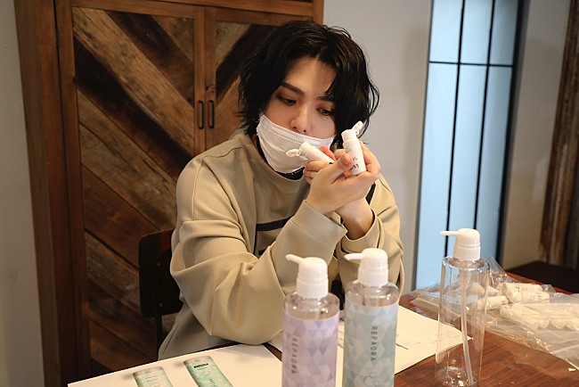 「Shuta Sueyoshi、初のシャンプーをプロデュース　『REPAGRA』今春発売」1枚目/4