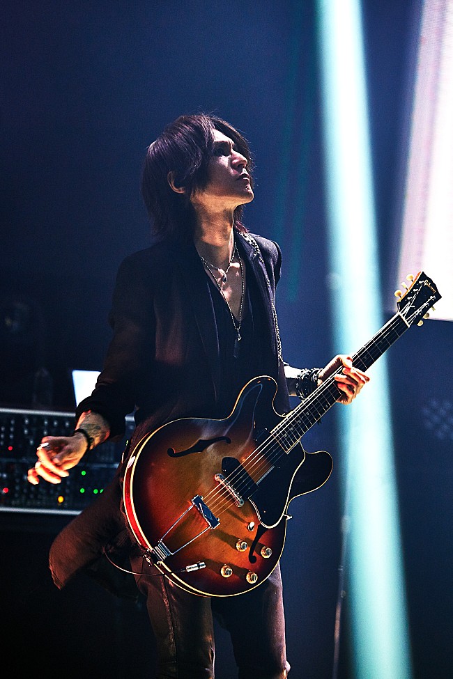 「＜ライブレポート＞SUGIZO、“憎しみではなく愛を、対立ではなく調和を、利己ではなく利他を”あらゆる壁を超え混ざり合う総合芸術を提示した配信ライブ」1枚目/9