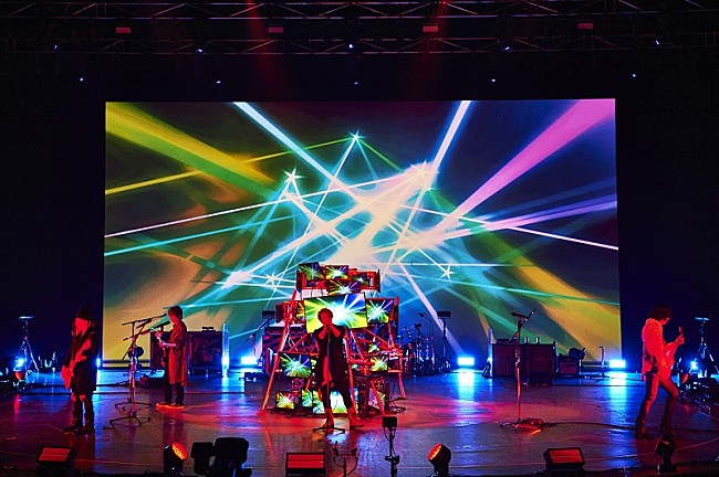 「＜ライブレポート＞GLAYが始めた「エンターテイメントの逆襲」、その第一弾ライブ【魁☆照男達】で提示された「ギターバンド」という本質」1枚目/7