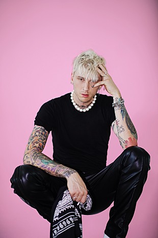 「マシン・ガン・ケリー、2021年第二弾シングル「love race」配信」