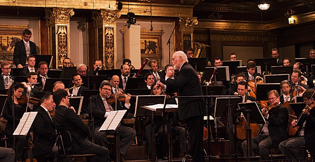 「ジョン・ウィリアムズ、スター・ウォーズの日にウィーン・フィルとの「レベリオン・イズ・リボーン」ライブ映像が公開」1枚目/4