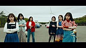 「乃木坂46、新曲「ごめんねFingers crossed」MV公開　トータル1億円の車でカーレース」1枚目/10