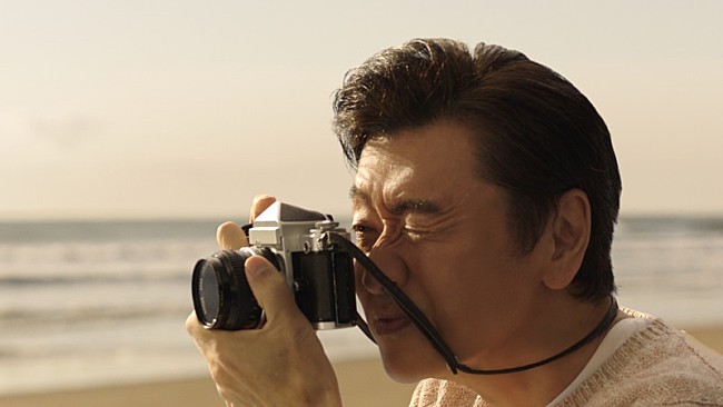 「桑田佳祐、損保ジャパンの新CMが放映開始　ソフトクリームをぶつけられて「ちべたい！」」1枚目/1