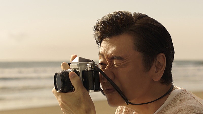 「桑田佳祐、損保ジャパンの新CMが放映開始　ソフトクリームをぶつけられて「ちべたい！」」1枚目/1