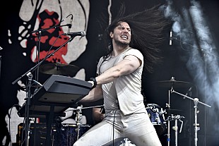 「アンドリューW.K.、女優カット・デニングスとの婚約を発表」