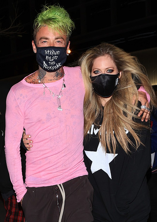 「アヴリル・ラヴィーン＆モッド・サン、米TV番組でコラボ曲「Flames」を披露」1枚目/1