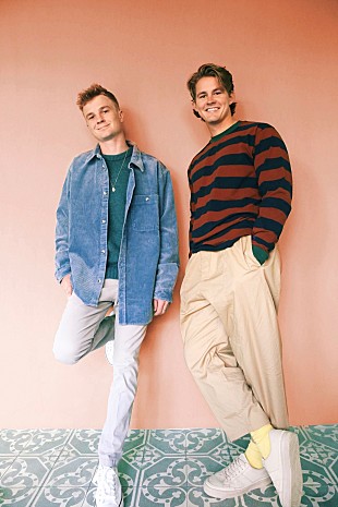 「サーフェシズ、悩める恋心について歌った新曲「Next Thing (Loverboy)」を配信」