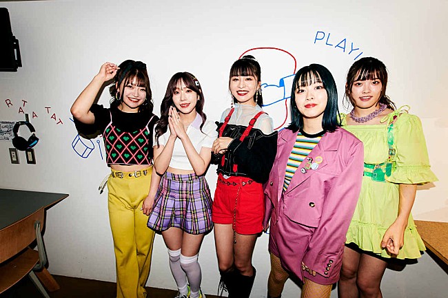 「多幸感溢れるエモーション──DEAR KISS全員一致で「楽しかった！」ワンマンライブ大成功記念インタビュー公開！ 伊山摩穂振付の新曲について語る」1枚目/5