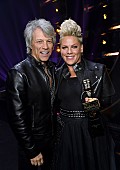 「【2021 #BBMAs】ピンク、ジョン・ボン・ジョヴィから＜アイコン賞＞を受け取る「夢は大きく」」1枚目/1