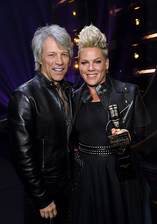 「【2021 #BBMAs】ピンク、ジョン・ボン・ジョヴィから＜アイコン賞＞を受け取る「夢は大きく」」1枚目/1