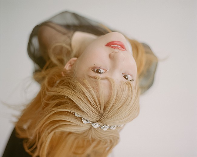 「甲田まひる、ワーナーミュージック・ジャパンよりシンガーソングライターとしてデビュー決定」1枚目/3