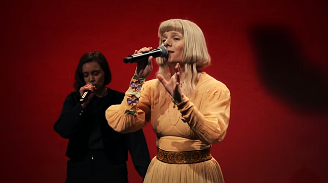 「オーロラ、バイラル・ヒット中の「Runaway」の新ver.＆最新パフォーマンス映像公開」1枚目/4