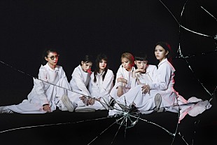 「BiSH、ニューアルバム『GOiNG TO DESTRUCTiON』CDケースを割りまくる」