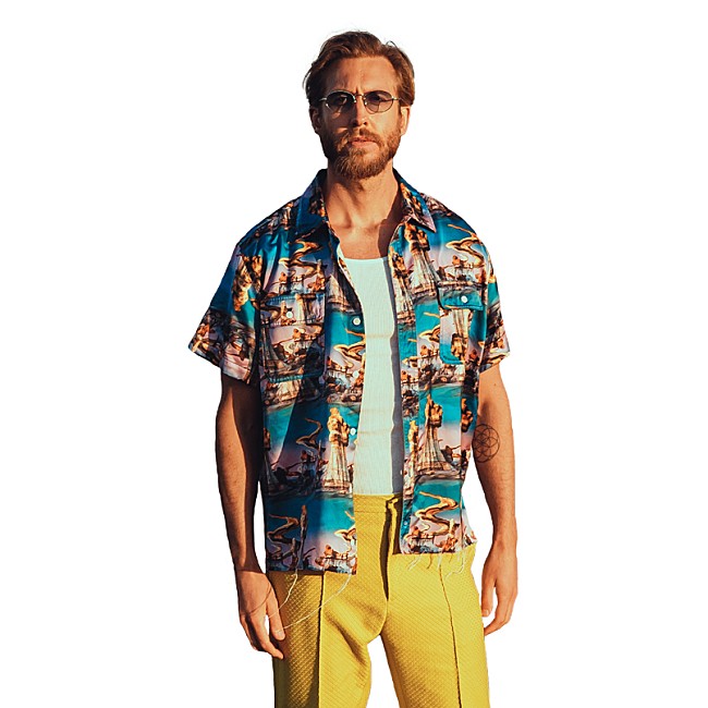 「カルヴィン・ハリス、約10か月ぶりの新曲「バイ・ユア・サイド feat.トム・グレナン」をリリース」1枚目/2