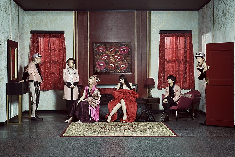 ジェニーハイ×ちゃんみな「華奢なリップ」MV公開　メンバーがホテル従業員＆ゲストに扮する