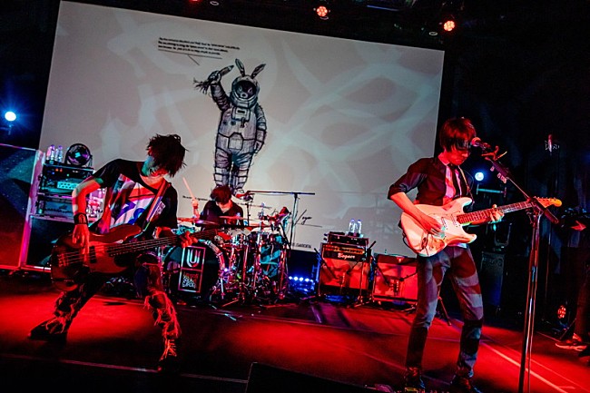 「UNISON SQUARE GARDEN、LIVE Blu-ray＆DVDより映像公開　全国ツアー開催なども発表」1枚目/3