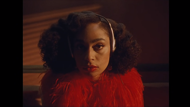 「セレステ、奇妙なキャラクターや状況に遭遇する「Tonight Tonight」のMV公開」1枚目/2