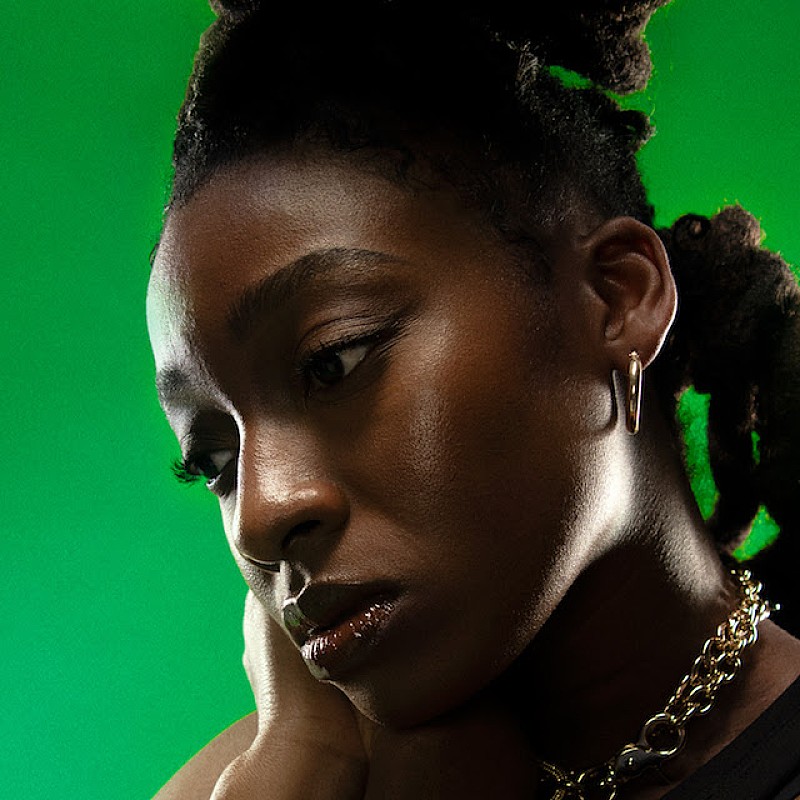 リトル・シムズ、トレードマークの高速ラップを披露する新曲「Rollin Stone」を公開