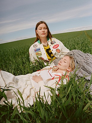 「＜Domino＞が発掘した新星バンド＝ウェット・レッグ、中毒性抜群のデビュー曲「Chaise Longue」公開」