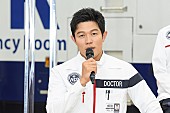 「鈴木亮平、新ドラマは「最初の１５分で目が離せなくなる」　菜々緒「賀来賢人ファンが増えると思う」」1枚目/1