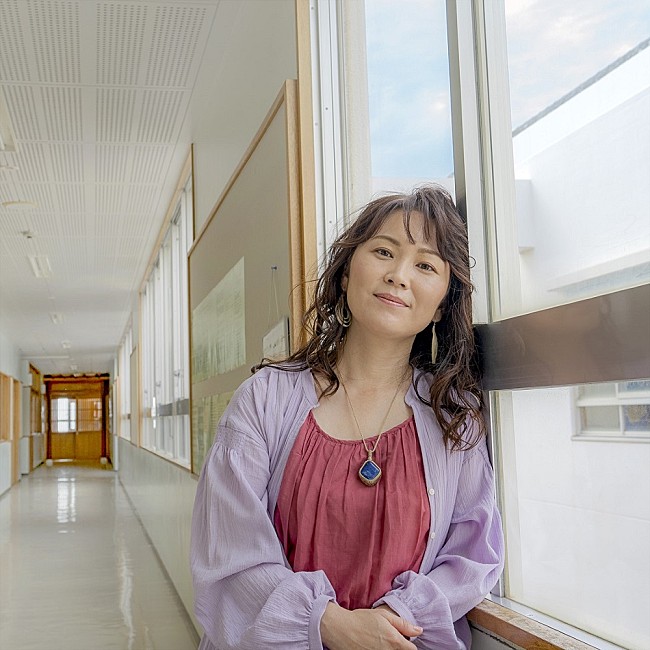 「玉城千春、母校に実在する桜の木をモチーフに　10年ぶりのソロ作「命の樹」をリリース」1枚目/2