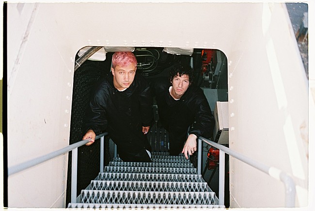 「トゥエンティ・ワン・パイロッツ、水中でパフォーマンスを披露する「Saturday」のMV公開」1枚目/3