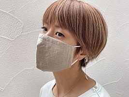 hitomiが提案する新しい大人女性の“マスクスタイル”に注目 | Daily