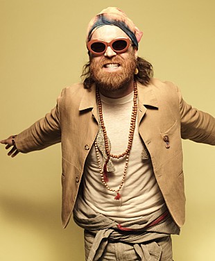 「チェット・フェイカー、暗い時代に喜びと光を見出すニューアルバム『Hotel Surrender』リリース」