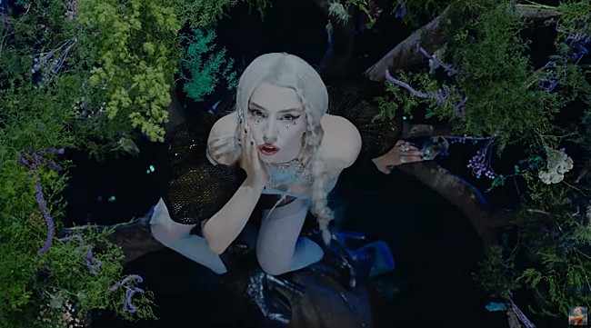 「エイバ・マックス、新曲「EveryTime I Cry」のMV公開「弱さの中から生まれる力を示した」」1枚目/3