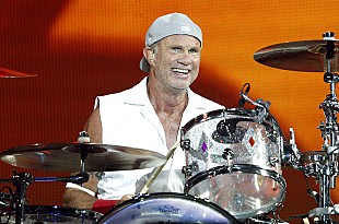 「チャド・スミスの娘、レッチリの「Universally Speaking」をカヴァーする映像公開」