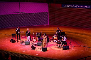 「＜ライブレポート＞渡辺香津美、デビュー50周年記念ライブで遊び心に満ちた意思を浮き上がらせる」