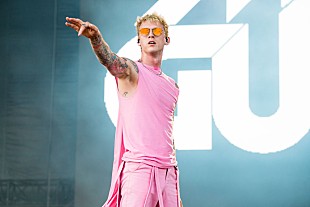 「マシン・ガン・ケリー、【ロラパルーザ】にサプライズ出演＆パラモアをカヴァー」