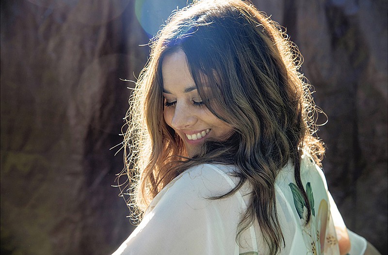 「デビュー作がブリット・アワードにノミネートされたルーマー、初のライブ盤をリリース」1枚目/3