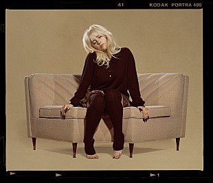 「ビリー・アイリッシュ、自身が監督した最新AL表題曲「Happier Than Ever」のMV公開」