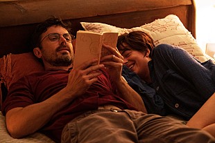 「ダコタ・ジョンソン「多くの人が共感できるスト－リ－」　『Our Friend／アワ－・フレンド』の場面写真が解禁に」