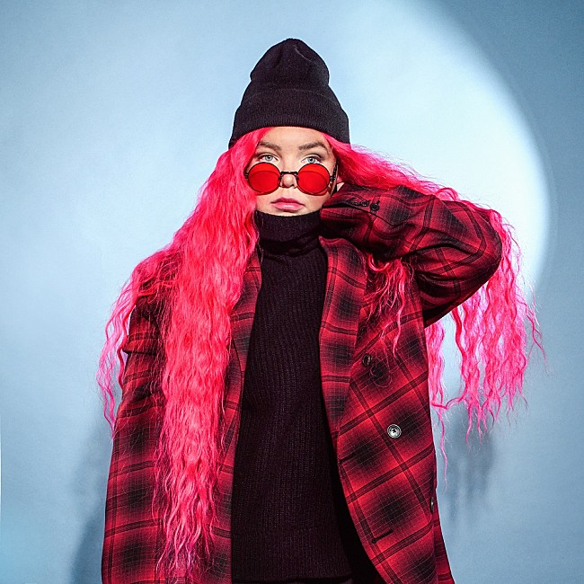 「トーンズ・アンド・アイ、日本の美しい絶景ドローン空撮映像を使った「Cloudy Day」日本版リリック・ビデオ公開」1枚目/3