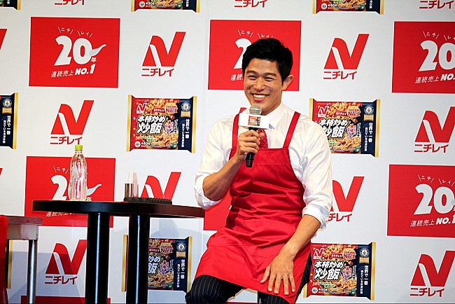 「鈴木亮平、エプロン姿に「ちょっと照れますね」　「昨日もガスマスクをかぶっていました」」1枚目/1