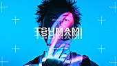 「空音、ユーモアの効いた「TSUMAMI」MV公開　様々な光が空音を怪しく照らす」1枚目/3
