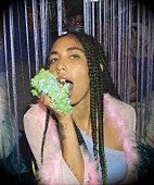 「インディゴ・デ・ソウザ、9/2発売のニューALから「Real Pain」を公開」1枚目/2