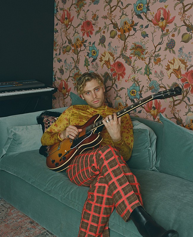 「ルーク・ヘミングス（ファイヴ・セカンズ・オブ・サマー）、活動10年を振り返ったソロ・デビューALをリリース」1枚目/2