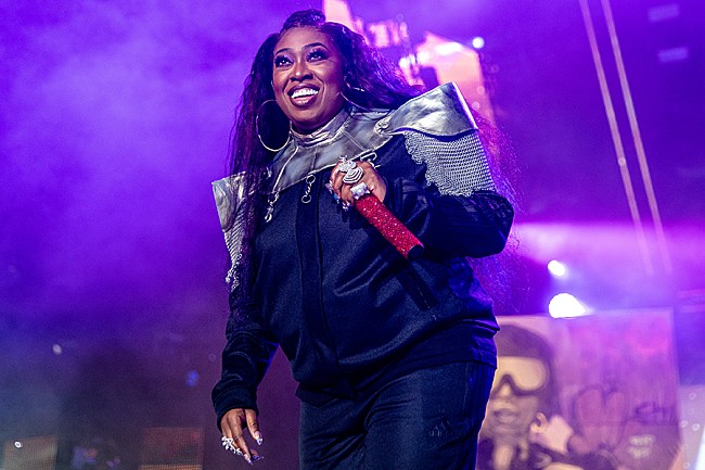 「ミッシー・エリオット、故プリンスの「Adore」に合わせてパープルに染めた髪をお披露目」1枚目/1