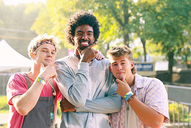 「サーフェシズ、タイ・ヴェルデスを迎えたアッパーな新曲「Sheesh!」のパフォーマンス映像解禁」1枚目/5