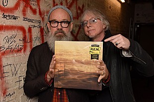 「R.E.M.のマイケル・スタイプ＆マイク・ミルズ、地元住民に新型コロナのワクチン接種を呼びかける」