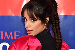 「カミラ・カベロ、イディナ・メンゼルら『シンデレラ』共演者とラッシュ・アワーの道路でパフォーマンスを披露」